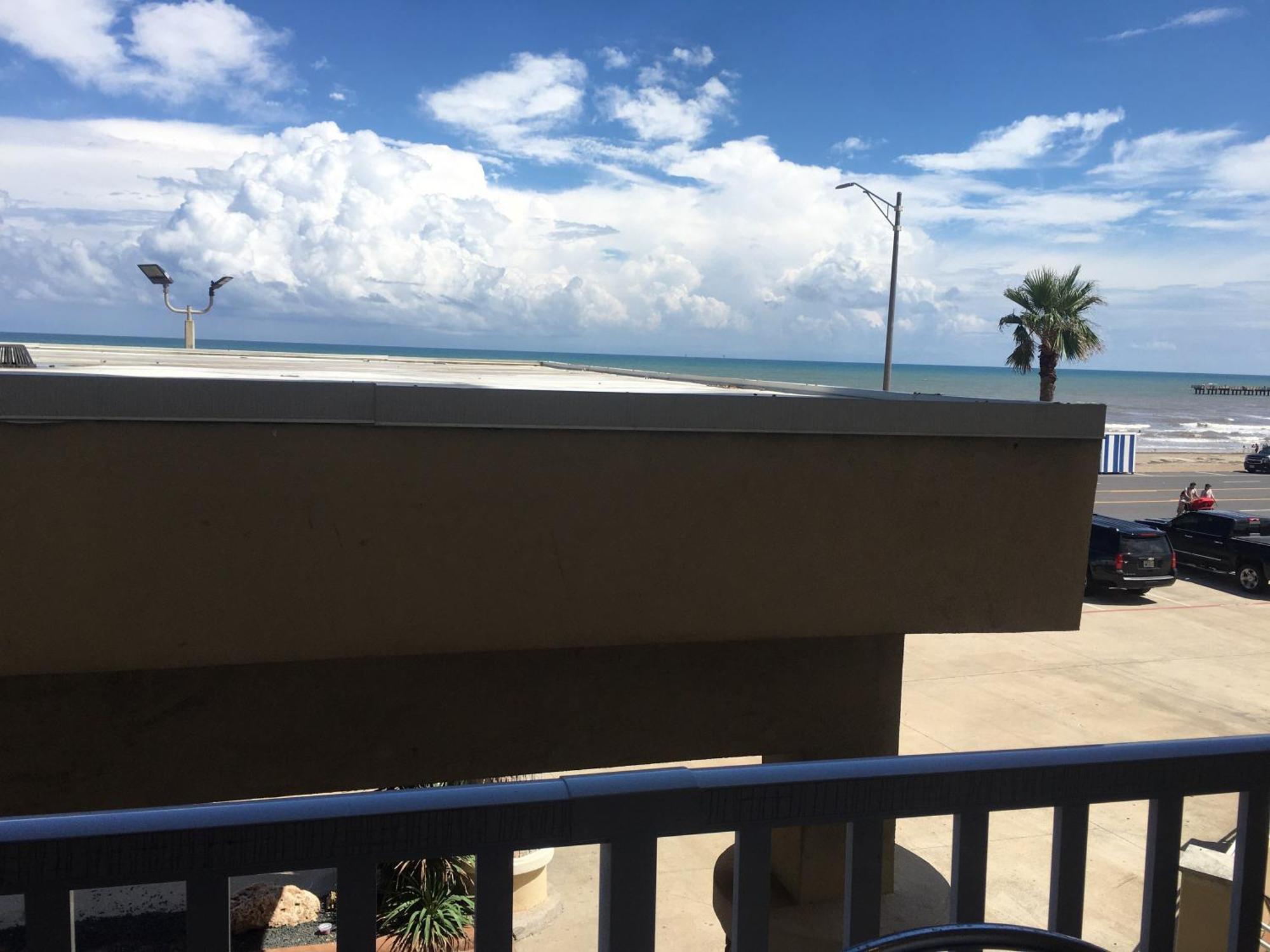 Best Western Plus Galveston Suites Exterior photo